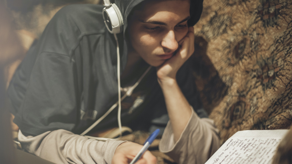 adolescent qui étudie avec casque audio