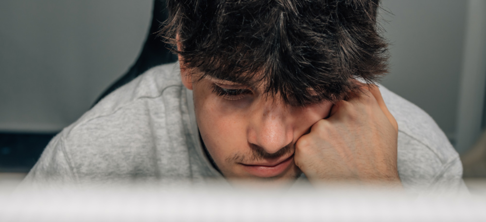 Jeune homme concentré sur un document